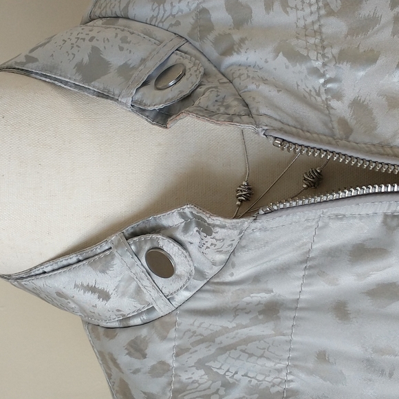 Chico's jacket coat puffer quilted leopard print grey gray silver outerwear sz 8 - Picture 3 of 13